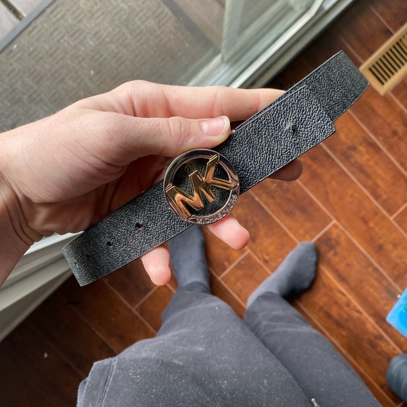 Micheal kors belt any size and reverse able belt that is brown on the other side - Picture 2 of 4